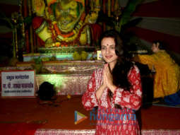 Ameesha Patel snapped performing Ganesh Aarti at Shiv Shankar Ganesh Mandir in Juhu