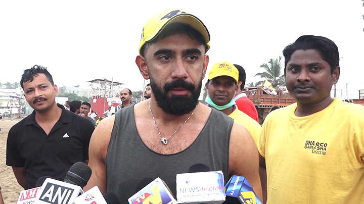 Amit Sadh at Juhu beach Clean-Up drive