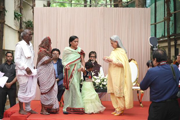 Amitabh Bachchan and Jaya Bachchan donate to and meet farmers and army martyrs families in Mumbai
