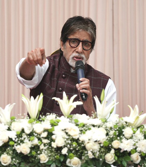 Amitabh Bachchan and Jaya Bachchan donate to and meet farmers and army martyrs families in Mumbai