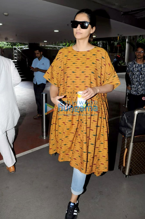 anushka sharma varun dhawan parineeti chopra and others snapped at the airport 1 2