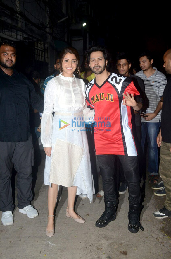 anushka sharma and varun dhawan snapped in bandra 3