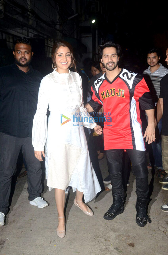 anushka sharma and varun dhawan snapped in bandra 5