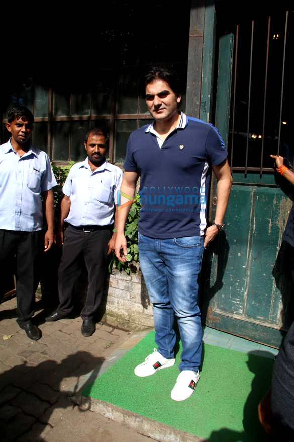 arbaaz khan snapped with his friend at pali village cafe in bandra 6