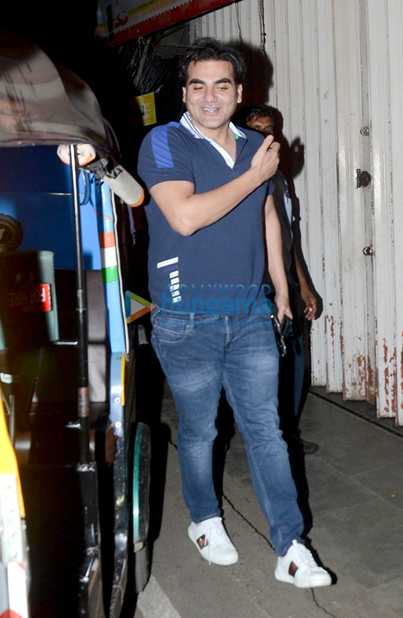 arbaaz khan snapped with his girlfriend at pali villege cafe in bandra 4