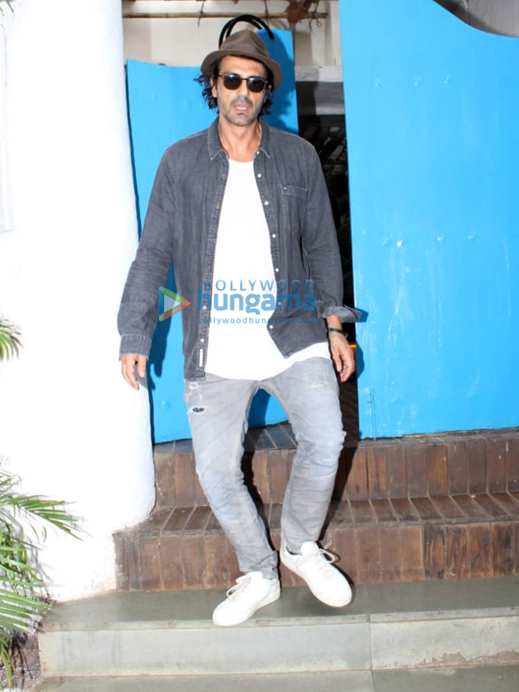 arjun rampal snapped at olive in bandra 2