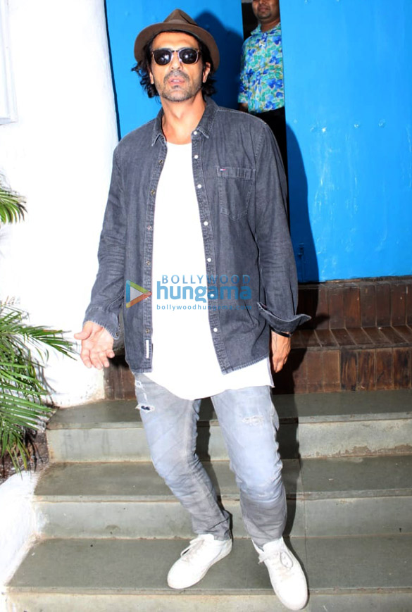 arjun rampal snapped at olive in bandra 4
