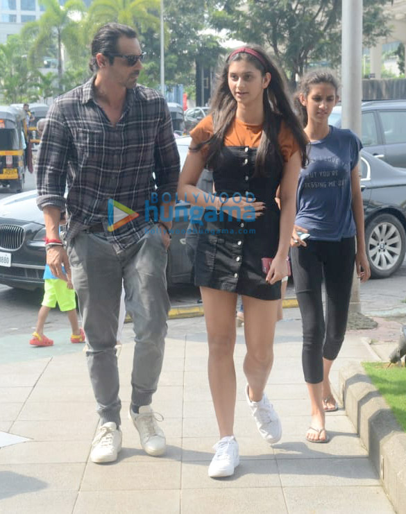 arjun rampal spotted with daughters at bkc 4