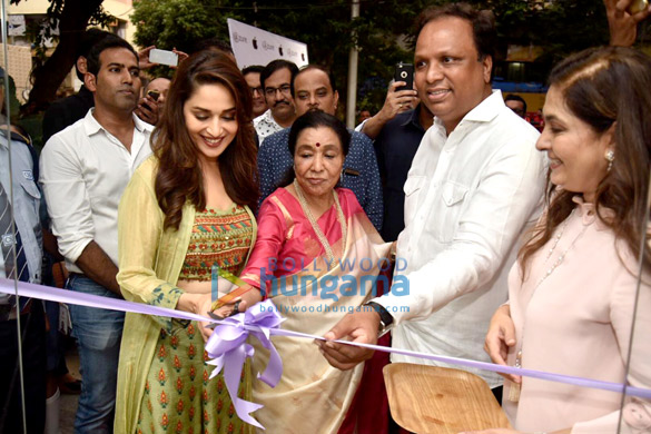 asha bhosle and madhuri dixit snapped attending the new iphone launch at iazure store 4