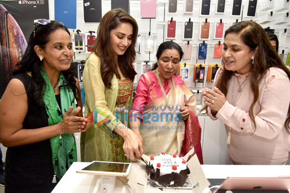 asha bhosle and madhuri dixit snapped attending the new iphone launch at iazure store 6