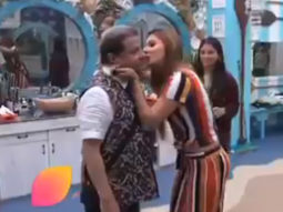 Bigg Boss 12: Jasleen Matharu KISSES Anup Jalota on camera, Karanvir Bohra wants her to smooch him (watch video)