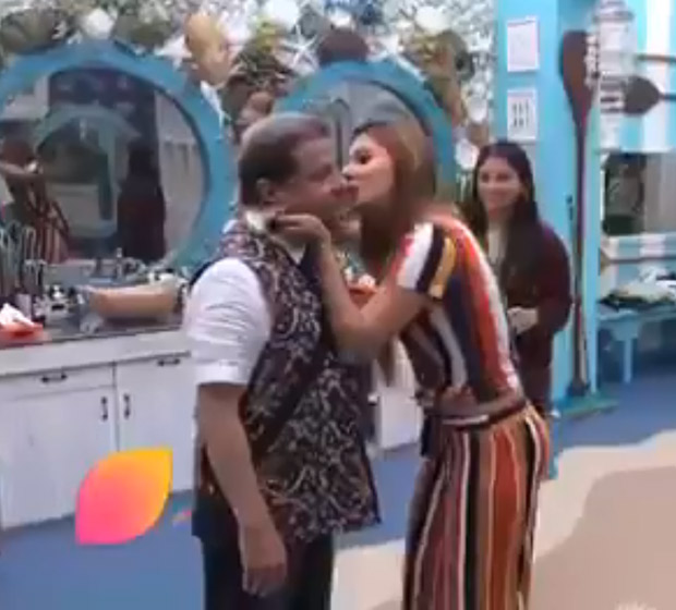 Bigg Boss 12 Jasleen Matharu KISSES Anup Jalota on camera, Karanvir Bohra wants her to smooch him (watch video)