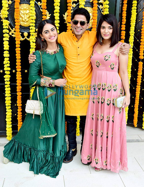 celebs grace the ganesha puja at ekta kapoors house 14