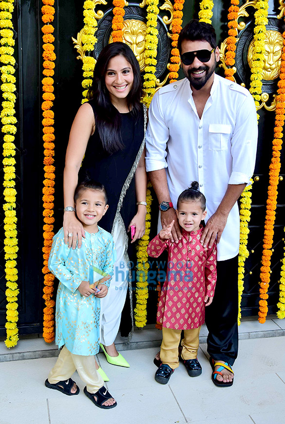 celebs grace the ganesha puja at ekta kapoors house 6
