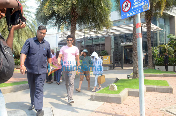 farhan akhtar snapped with kids at bkc 3