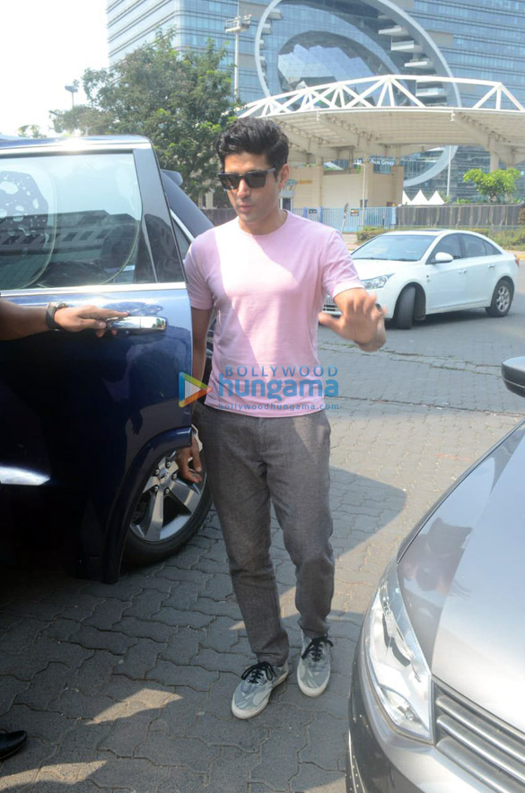 farhan akhtar snapped with kids at bkc 6