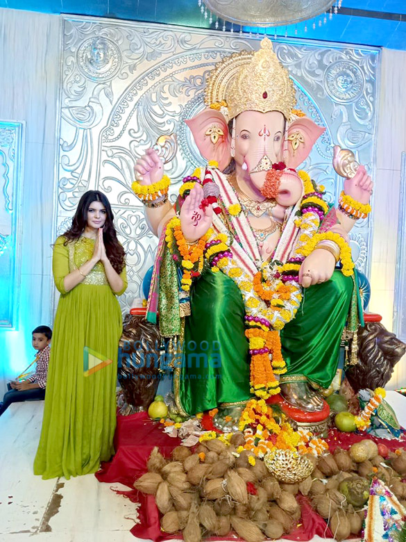 ihana dhillon spotted at andheri cha raja ganpati pandal 5