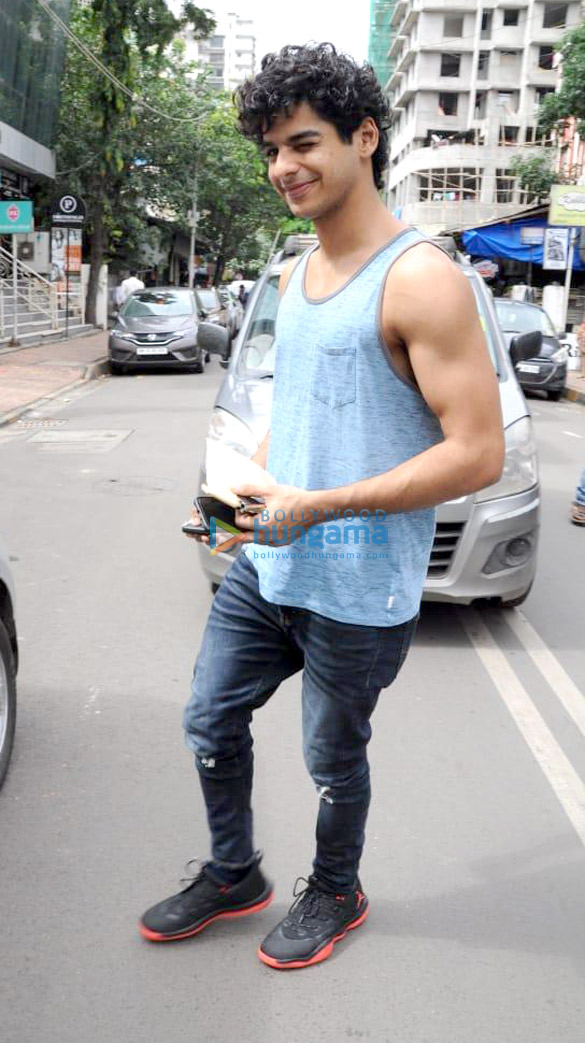 ishaan khatter spotted at farmers cafe 4