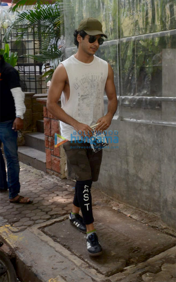 ishaan khatter spotted in bandra 3