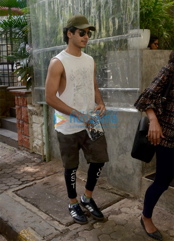 ishaan khatter spotted in bandra 4