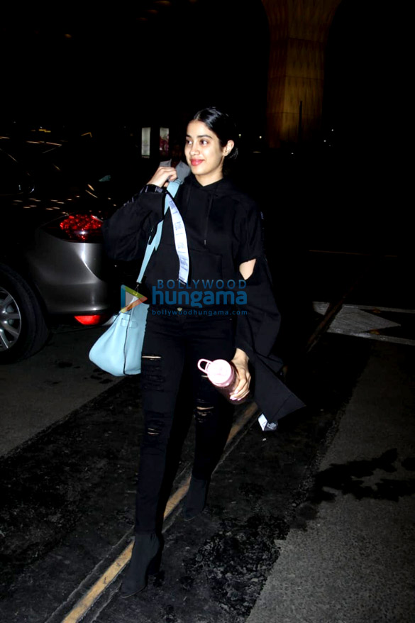 janhvi kapoor boney kapoor and khushi kapoor snapped at the airport last night 2