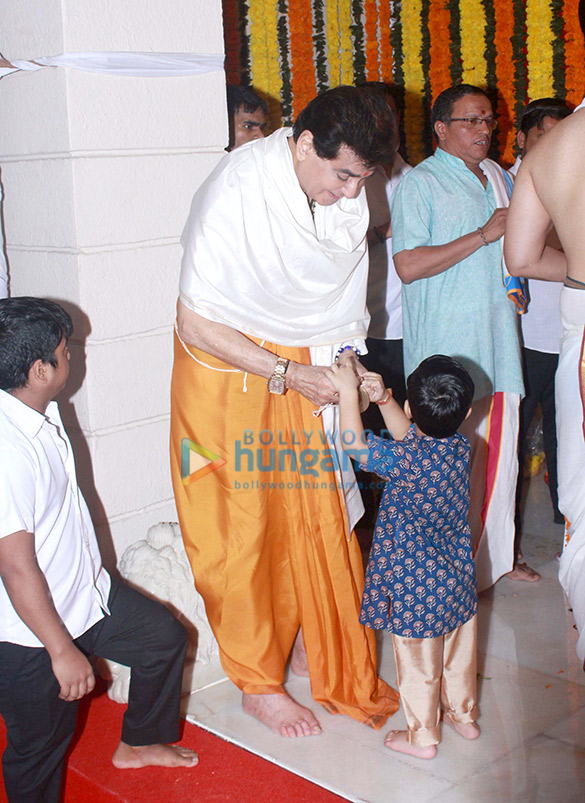 jeetendra and tusshar kapoor snapped during ganpati puja at their residence 6