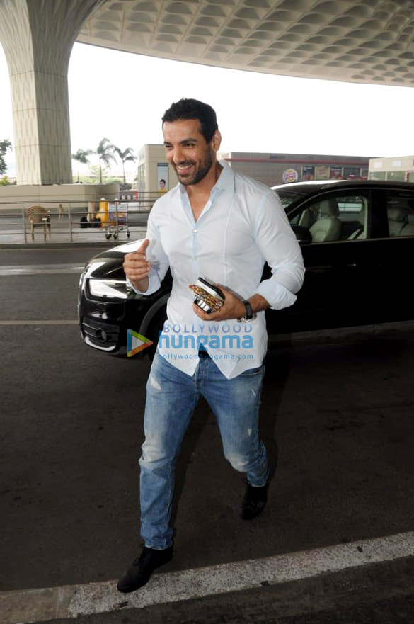 John Abraham, Amitabh Bachchan and others snapped at the airport