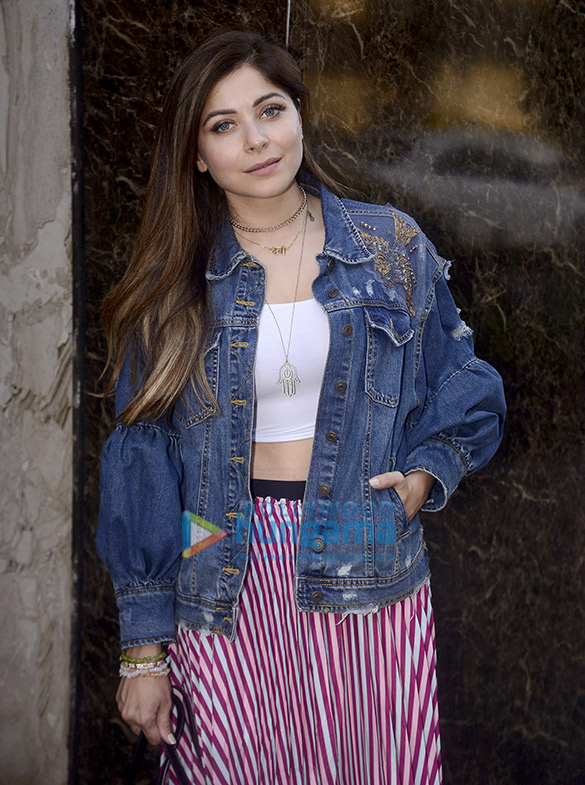 Kanika Kapoor snapped in Mumbai Kanika Kapoor snapped in Mumbai