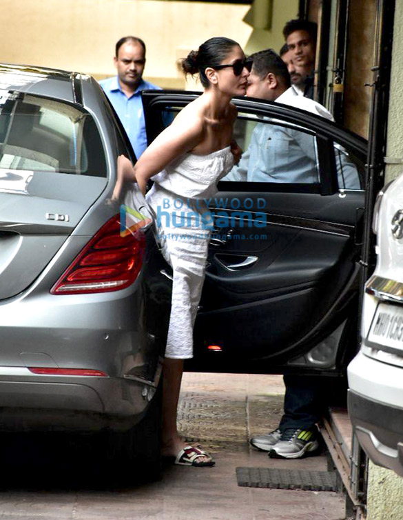 kareena kapoor khan snapped at karisma kapoors office in bandra 6