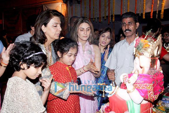 neetu singh with family spotted in bandra for ganpati visarjan 1