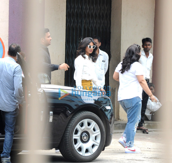 priyanka chopra snapped in andheri on location of a shoot 1