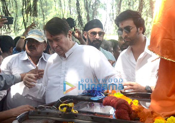 ranbir kapoor rishi kapoor randhir kapoor at the visarjan of r k studios ganesha idol 2 2