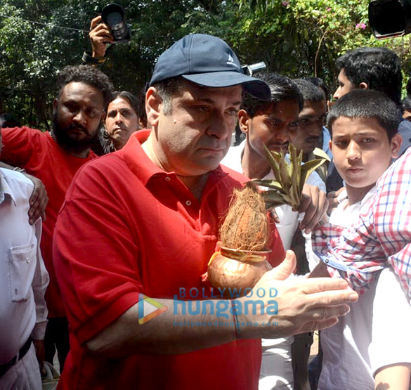 ranbir kapoor rishi kapoor randhir kapoor at the visarjan of r k studios ganesha idol 5 2
