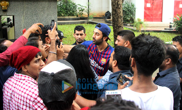 ranbir kapoor snapped with fans at his residence 4