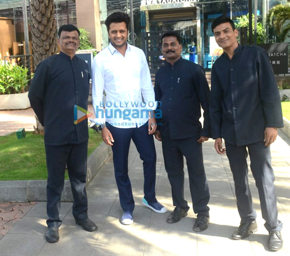 riteish deshmukh smita thackeray and her son snapped at bkc 1