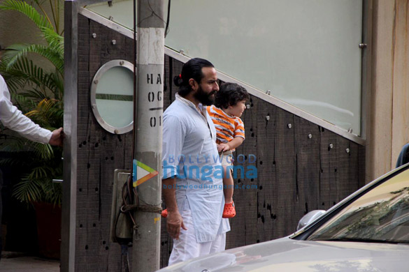 saif ali khan taimur ali khan soha ali khan inaaya and sharmila tagore snapped at saifs house 1