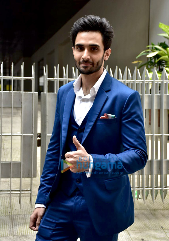saif ali khan and rohan mehra shooting for their flim baazaar in bandra 4
