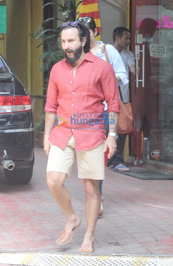 saif ali khan snapped in bandra 3 4
