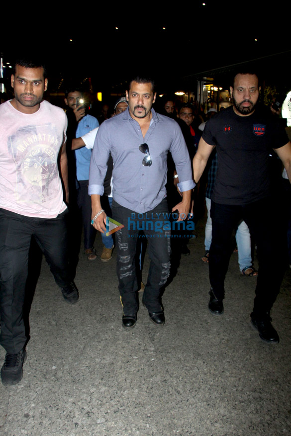 Salman Khan, Ranbir Kapoor and others snapped at the airport Salman Khan, Ranbir Kapoor and others snapped at the airport