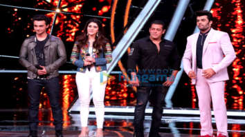 Salman Khan snapped while promoting ‘LoveYatri’ on the Indian Idol sets