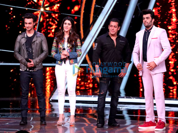 Salman Khan snapped while promoting ‘LoveYatri’ on the Indian Idol sets Salman Khan snapped while promoting ‘LoveYatri’ on the Indian Idol sets