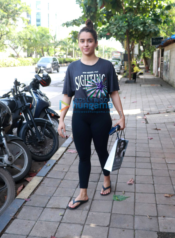 sanya malhotra spotted in juhu 2