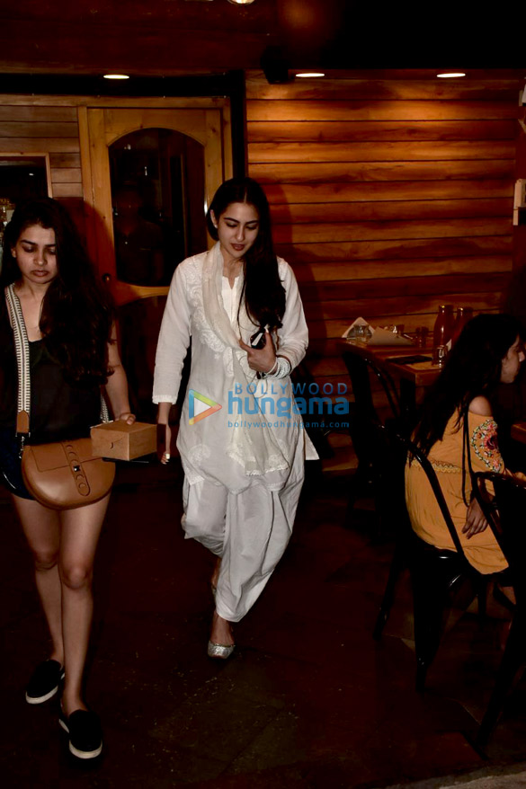 sara ali khan snapped at farmers cafe 4 2