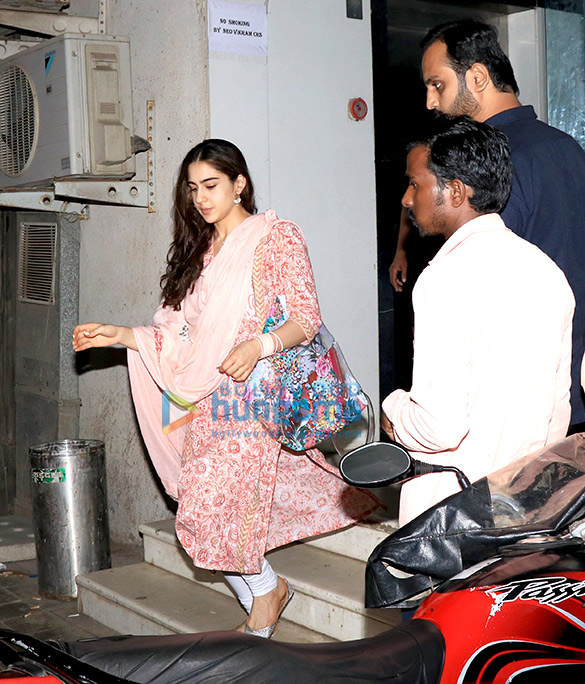 sara ali khan spotted at dance class in juhu 2