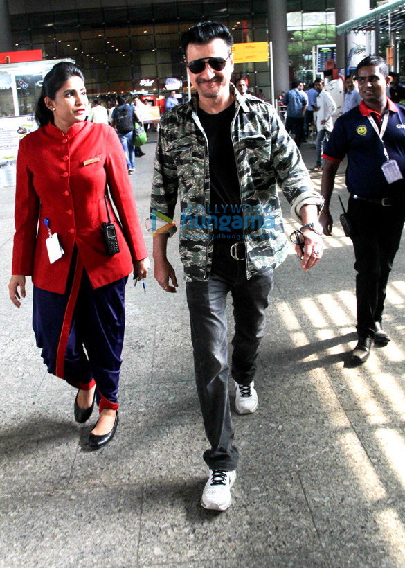shah rukh khan kriti sanon preity zinta esha gupta and others snapped at the airport 1