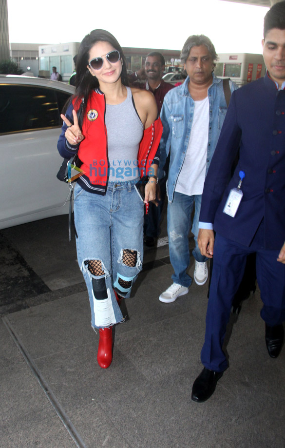 shah rukh khan and sunny leone snapped at the airport 2 2