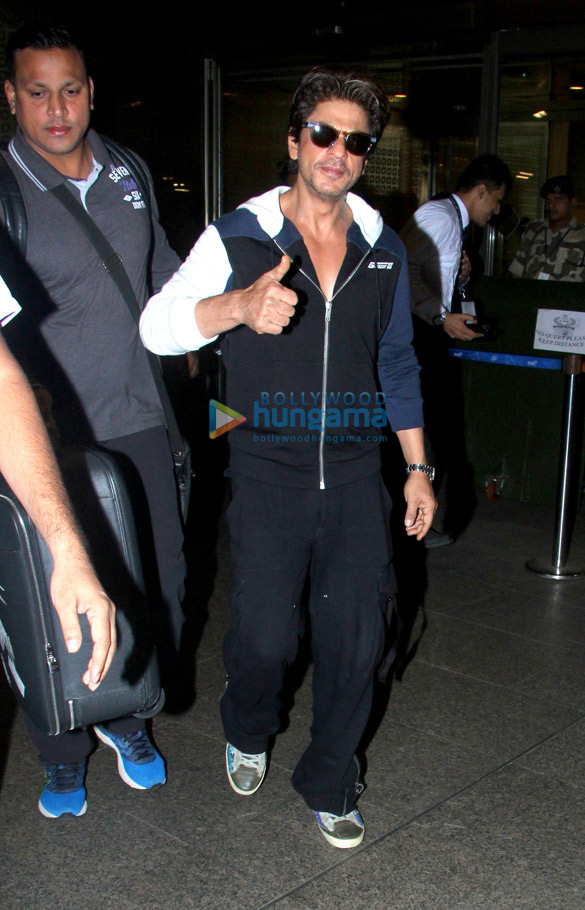 shah rukh khan and sunny leone snapped at the airport 3 2