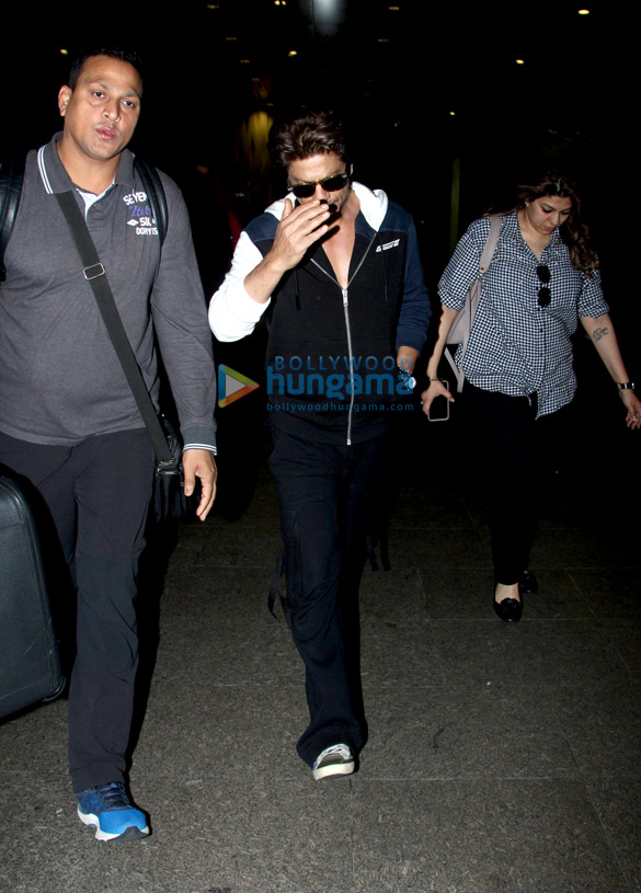 shah rukh khan and sunny leone snapped at the airport 5