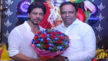 Shah Rukh Khan makes a customary visit to a city pandal, gets clicked with politician Ashish Shelar (see picture)