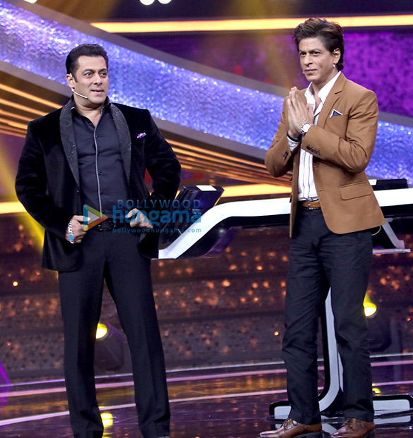 Shah Rukh Khan snapped on the sets of the show Dus Ka Dum